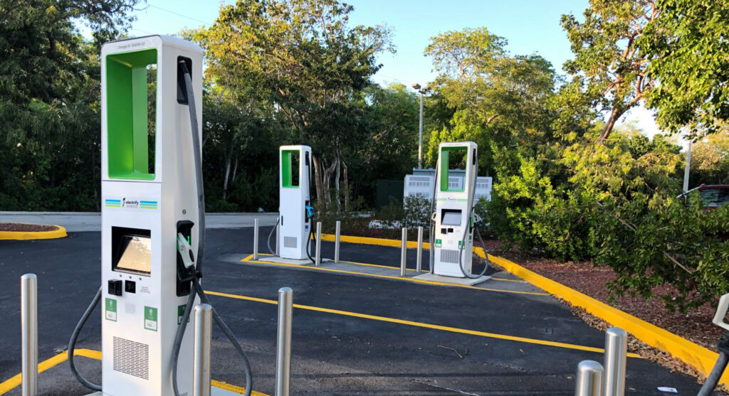 Mehrere Ladestationen auf einem Parkplatz